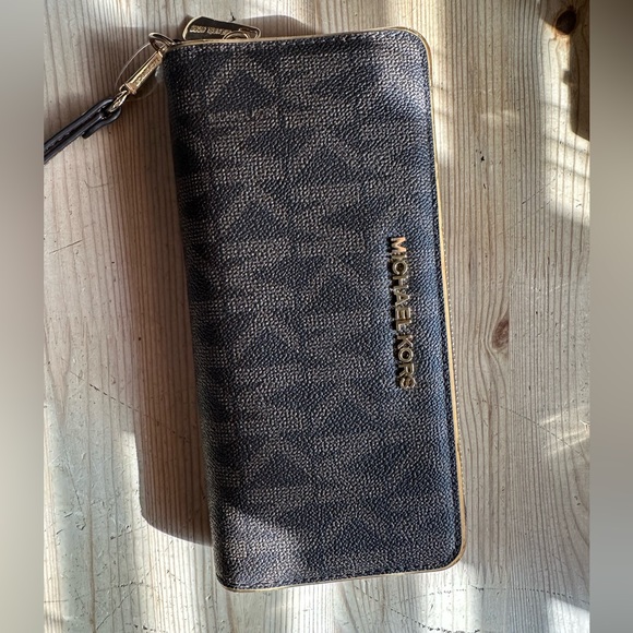 Michael Kors Jet Set Continental Travel Clutch NWT - Picture 1 of 2